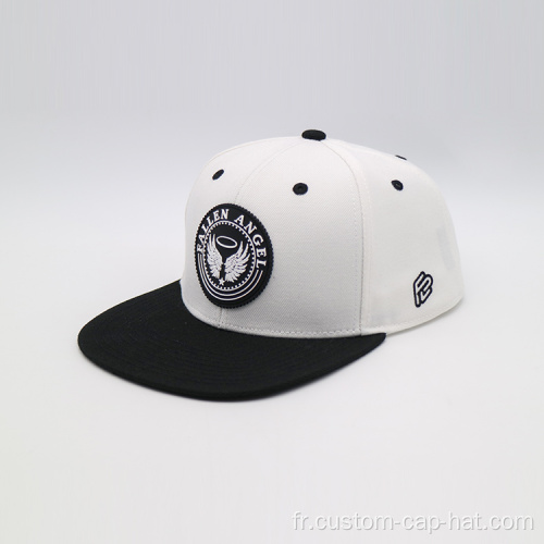 Casquette de snapback blanc extérieur